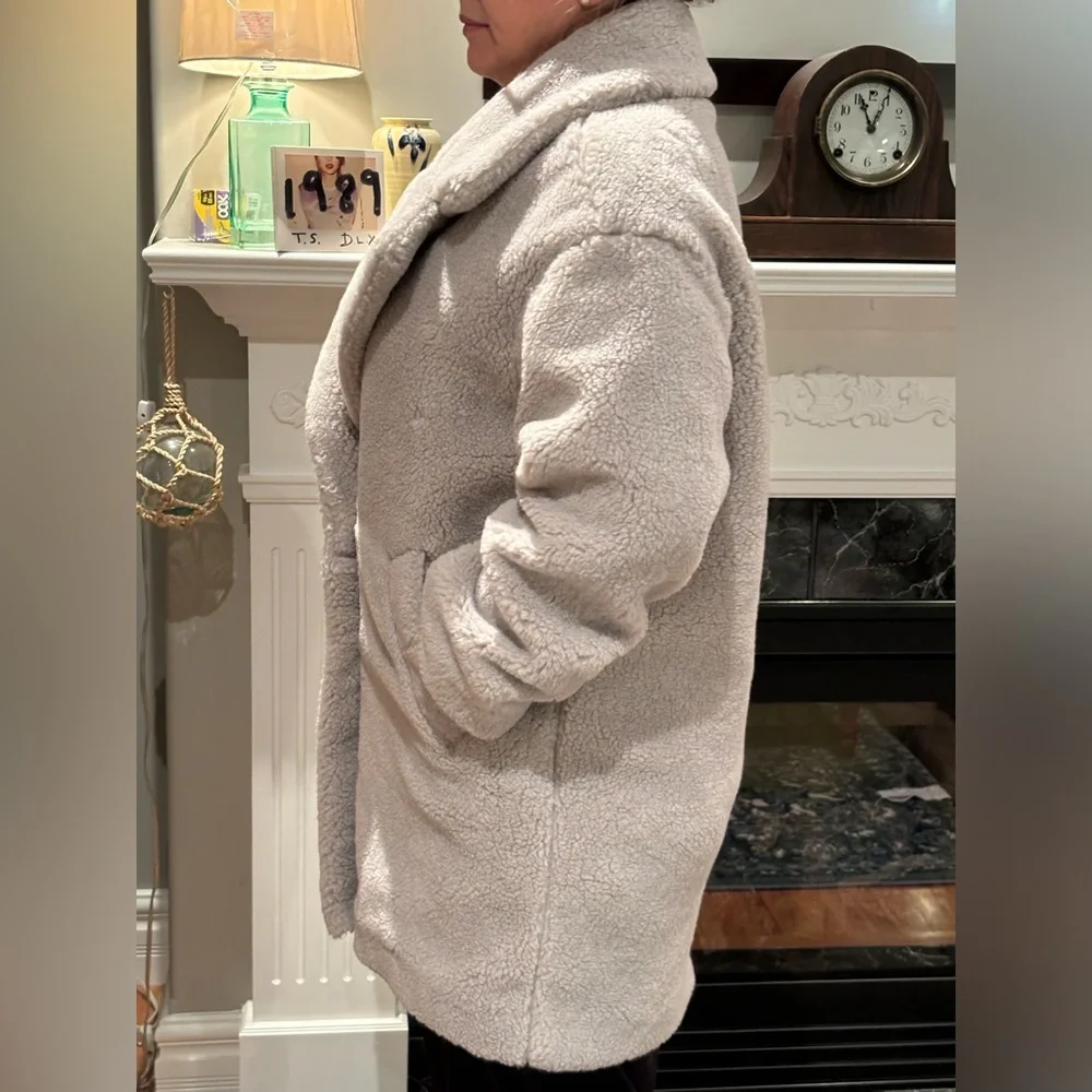 Abercrombie & Fitch Women’s Fuzzy Teddy Coat, size M - Picture 3 of 6